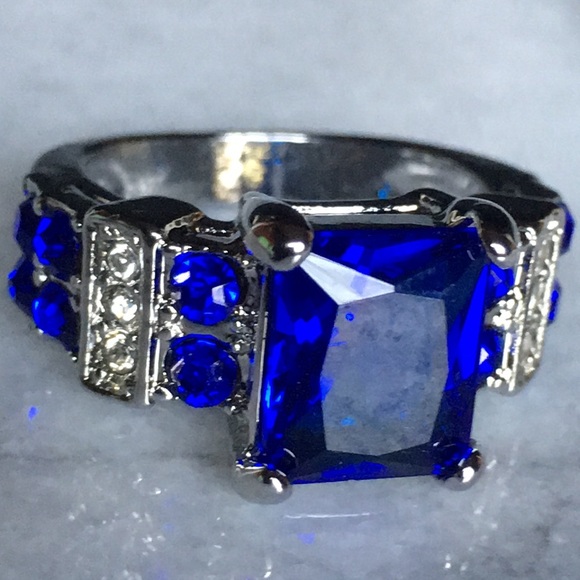 Jewelry - Stunning Sapphire Blue Ring